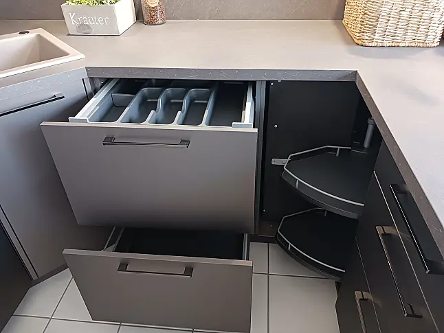 U-Küche Braun metallic und kristallweiß Mattlack, Keramik-Einbauspüle, etc.