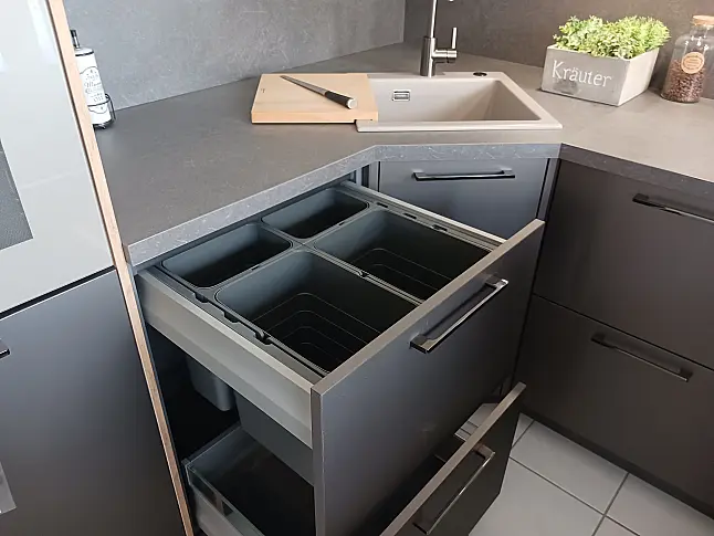 U-Küche Braun metallic und kristallweiß Mattlack, Keramik-Einbauspüle, etc.
