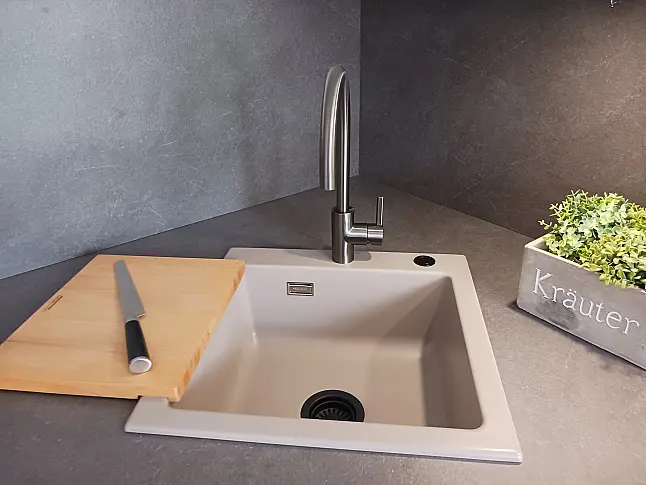 U-Küche Braun metallic und kristallweiß Mattlack, Keramik-Einbauspüle, etc.
