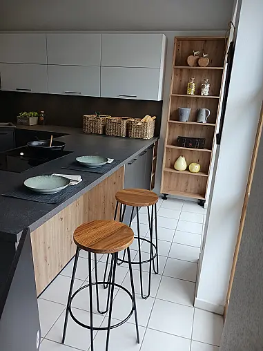 U-Küche Braun metallic und kristallweiß Mattlack, Keramik-Einbauspüle, etc.