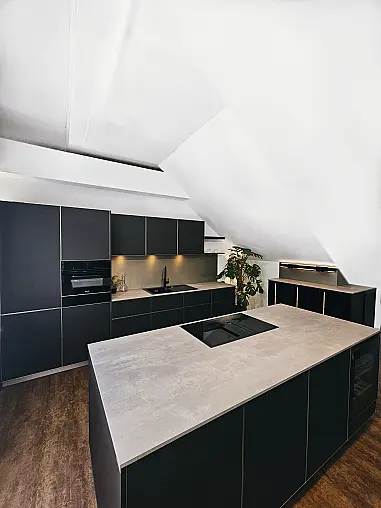 Schwarz Modern mit viel Edelstahl