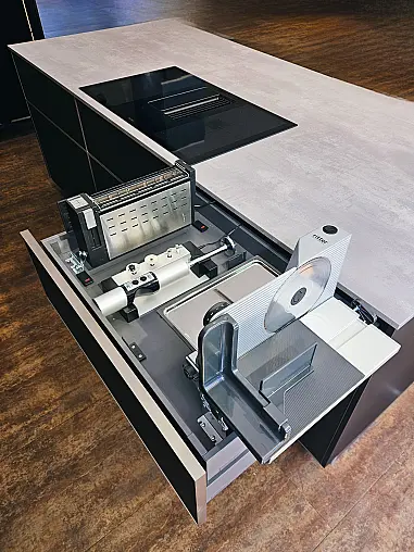 Schwarz Modern mit viel Edelstahl