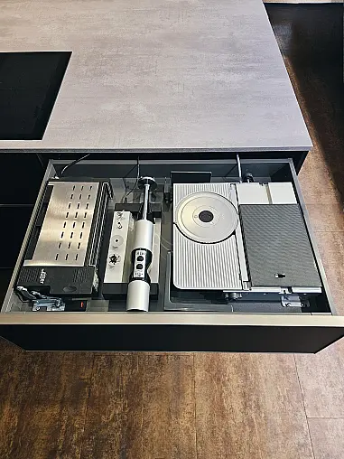 Schwarz Modern mit viel Edelstahl