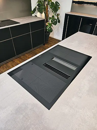 Schwarz Modern mit viel Edelstahl