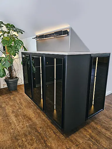 Schwarz Modern mit viel Edelstahl