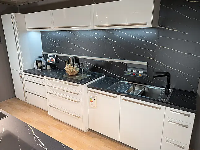 Moderne Insel-Küche in Weiß Hochglanz lackiert