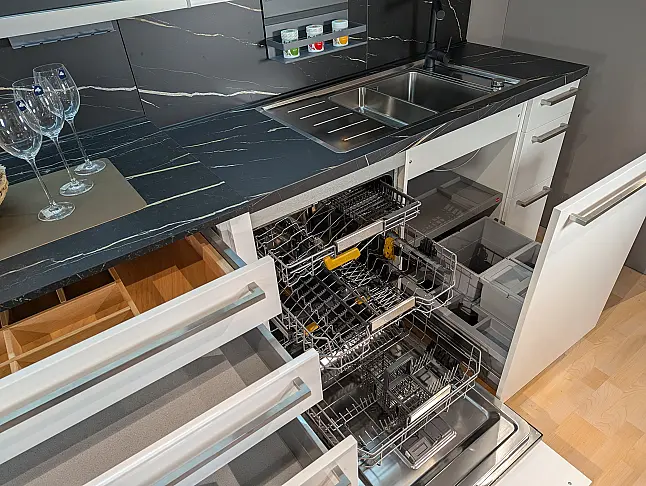 Moderne Insel-Küche in Weiß Hochglanz lackiert