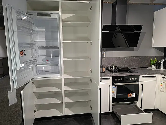 Strahlend weiße L-Küche mit Charakter