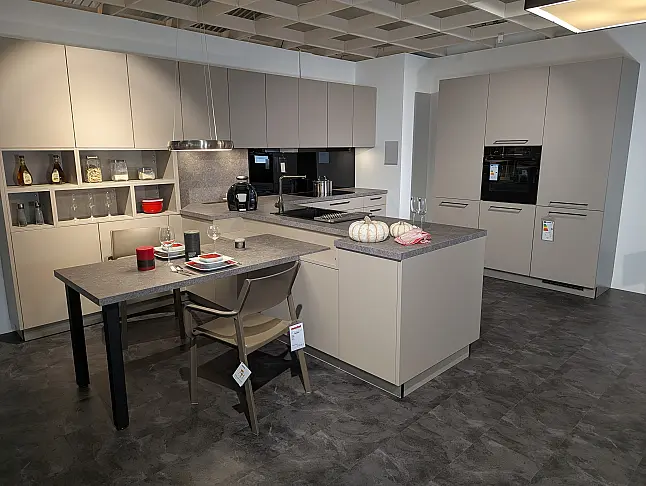 Eyecatcher in Lava matt mit integretiertem Esstisch