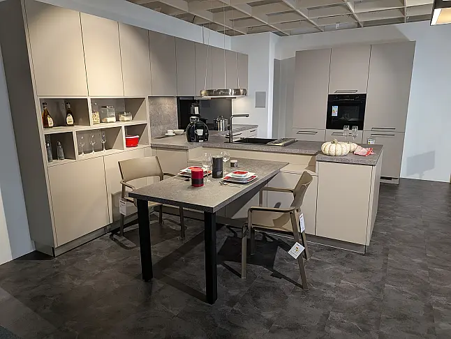 Eyecatcher in Lava matt mit integretiertem Esstisch