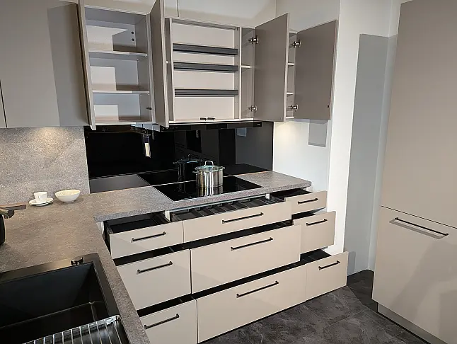 Eyecatcher in Lava matt mit integretiertem Esstisch
