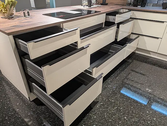 Viel Platz? Viel Küche in Hochglanz Lackiert!
