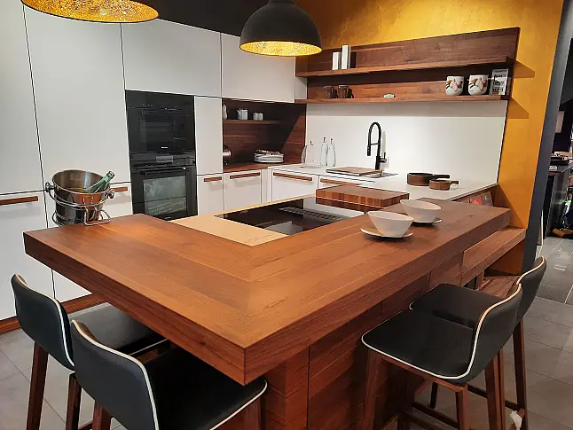 hochwertige Vollholzküche in Nussbaum mit Fronten in Glas naturweiss