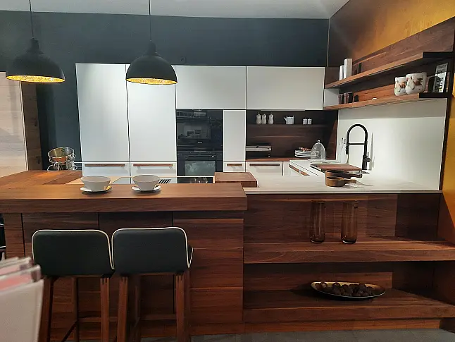 hochwertige Vollholzküche in Nussbaum mit Fronten in Glas naturweiss