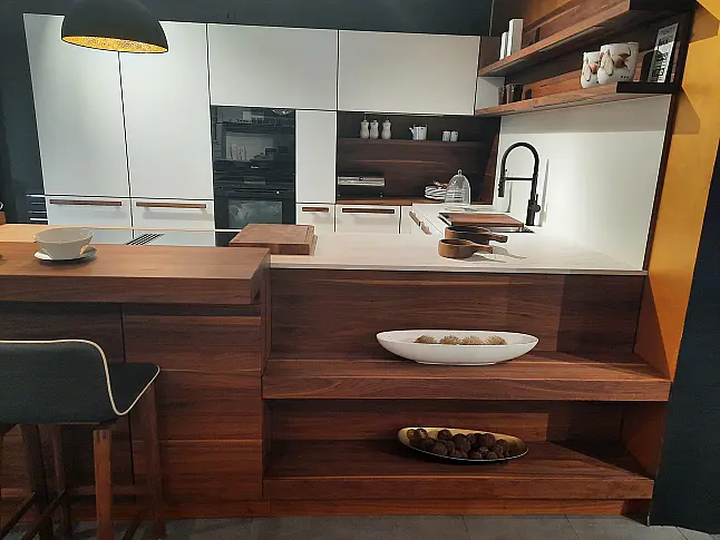 hochwertige Vollholzküche in Nussbaum mit Fronten in Glas naturweiss