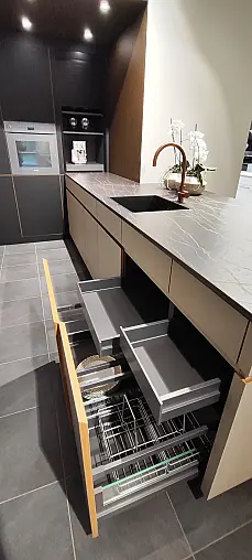 Elegante hochwertige Küche mit Frontkanten Furnier Eiche geölt und beleuchtete Vitrinenschränke mit Schwarzglas.