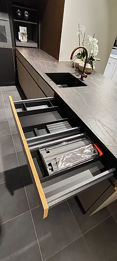 Elegante hochwertige Küche mit Frontkanten Furnier Eiche geölt und beleuchtete Vitrinenschränke mit Schwarzglas.