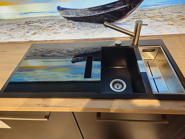 Moderne U - Küche mit angebauter Insel rechts