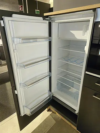Moderne U - Küche mit angebauter Insel rechts