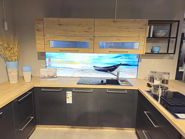 Moderne U - Küche mit angebauter Insel rechts