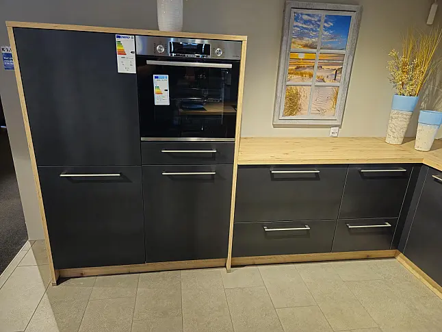 Moderne U - Küche mit angebauter Insel rechts
