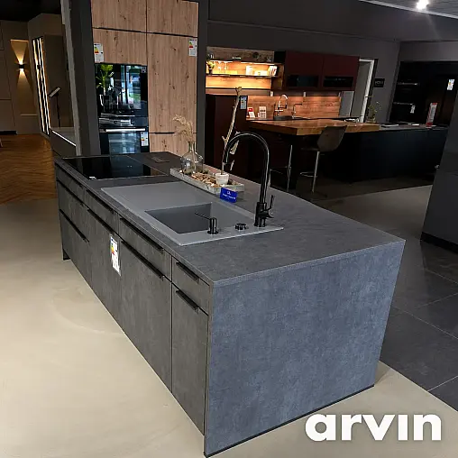 Stilvolle Küche mit Theke und eingebautem Weinkühler