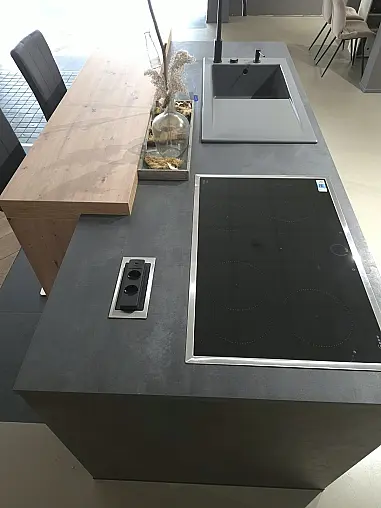 Stilvolle Küche mit Theke und eingebautem Weinkühler