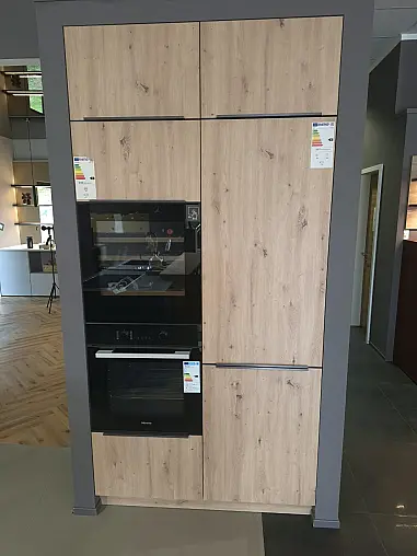Stilvolle Küche mit Theke und eingebautem Weinkühler
