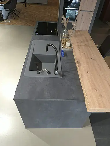 Stilvolle Küche mit Theke und eingebautem Weinkühler