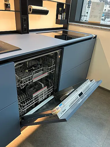 nx510 Azurblau Samtmattlack mit Neff Geräten und SensiQ Arbeitsfläche
