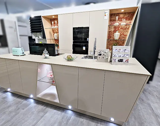 Moderne und offene Designküche mit goßer Insel