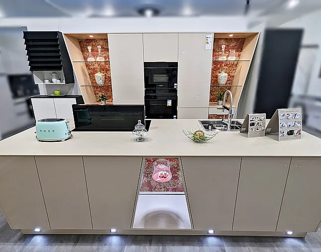 Moderne und offene Designküche mit goßer Insel