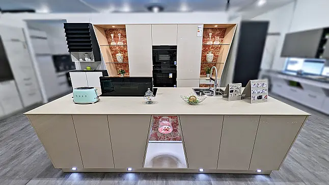 Moderne und offene Designküche mit goßer Insel