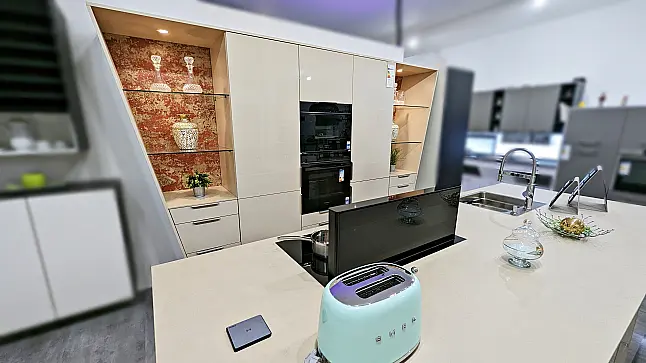 Moderne und offene Designküche mit goßer Insel