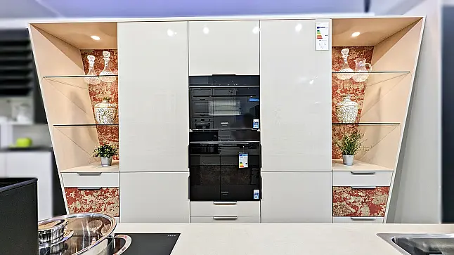 Moderne und offene Designküche mit goßer Insel