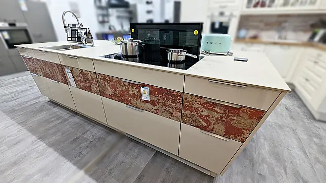 Moderne und offene Designküche mit goßer Insel