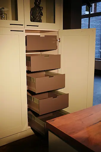 Wunderschöne landhausküche in zeitlosem Grün
