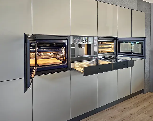 TOP-AKTUELLE HIGH-END GERÄTEAUSSTATTUNG VON GAGGENAU: Backofen mit 300°C -Backstein + separater Dampfbackofen (beide  mit Kerntemperatursensor) + Kaffeeautomat + Wärmeschublade + Vakuumierer! berbel Muldenlüfter mit Infinity-Kochfeld u. permalyt-Filter!