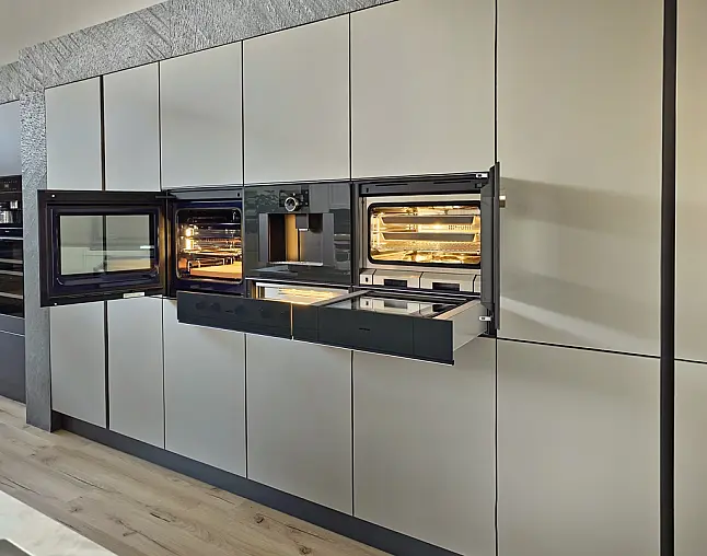 TOP-AKTUELLE HIGH-END GERÄTEAUSSTATTUNG VON GAGGENAU: Backofen mit 300°C -Backstein + separater Dampfbackofen (beide  mit Kerntemperatursensor) + Kaffeeautomat + Wärmeschublade + Vakuumierer! berbel Muldenlüfter mit Infinity-Kochfeld u. permalyt-Filter!
