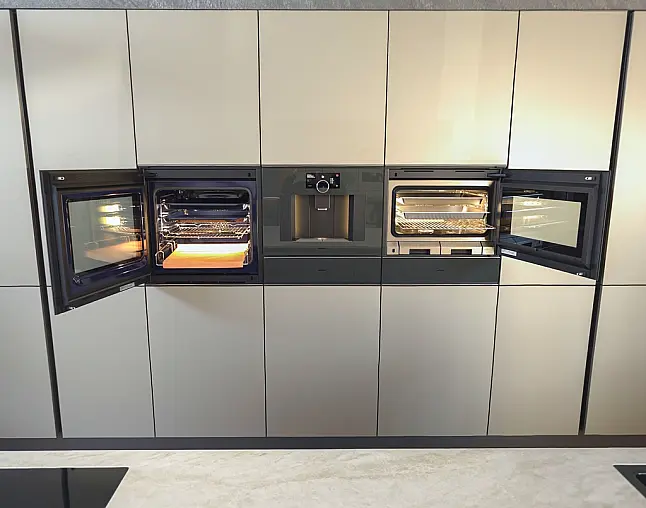 TOP-AKTUELLE HIGH-END GERÄTEAUSSTATTUNG VON GAGGENAU: Backofen mit 300°C -Backstein + separater Dampfbackofen (beide  mit Kerntemperatursensor) + Kaffeeautomat + Wärmeschublade + Vakuumierer! berbel Muldenlüfter mit Infinity-Kochfeld u. permalyt-Filter!