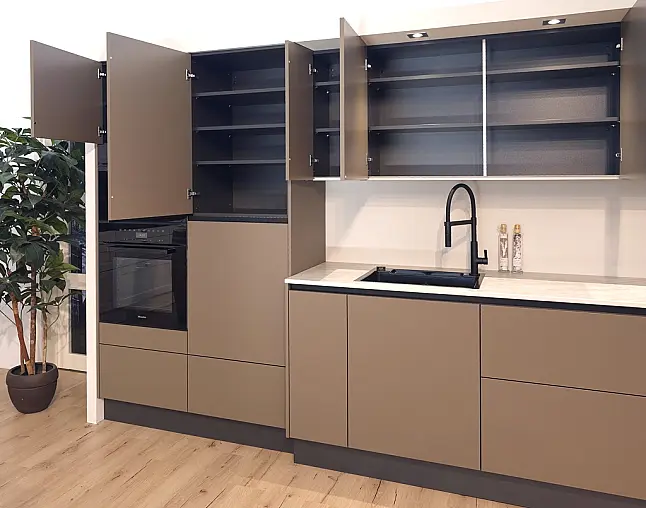 TOP-MIELE-GERÄTEAUSSTATTUNG mit Backofen, Dampfbackofen und Kaffeevollautomat! berbel Muldenlüfter mit permalyt-Filter &amp; Induktionskochfeld! Komfortabel höher platzierter Geschirrspüler! Weinklimaschrank &amp; großer Kühlschrank mit 4-Sterne-Gefrierfach!