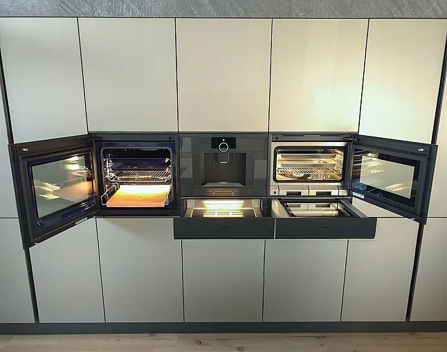 TOP-AKTUELLE HIGH-END GERÄTEAUSSTATTUNG VON GAGGENAU: Backofen mit 300°C -Backstein + separater Dampfbackofen (beide  mit Kerntemperatursensor) + Kaffeeautomat + Wärmeschublade + Vakuumierer! berbel Muldenlüfter mit Infinity-Kochfeld u. permalyt-Filter!