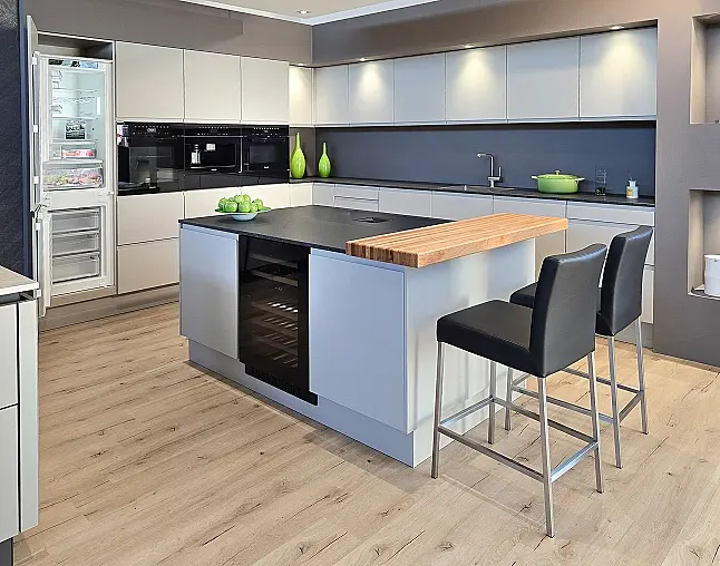 TOP GERÄTEAUSSTATTUNG! Pyrolyse-Backofen mit Kerntemperatursensor, Kombidampfgarer, Kaffeevollautomat, Wärmeschublade, berbel permalyt-Muldenlüfter mit Induktion, Kühlschrank mit Frische-Schubladen &amp; NoFrost-Gefrierer, 2-Zonen-Weinklimaschrank!
