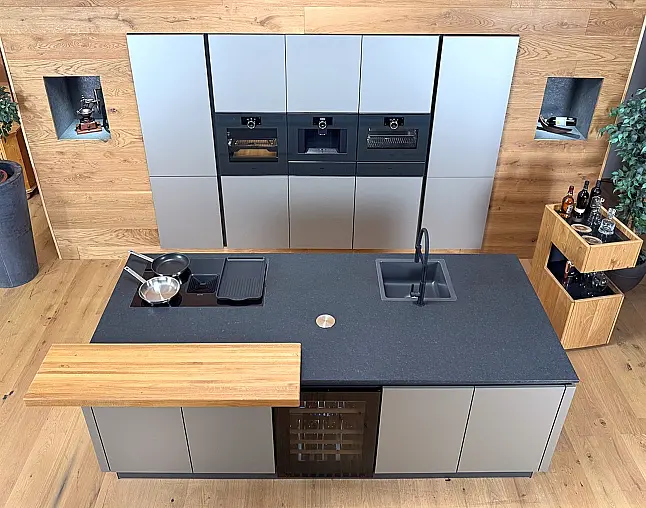 GAGGENAU-GERÄTE DER NEUESTEN GENERATION: Backofen mit Vollauszug&amp;Backstein + Kaffeevollautomat + Dampfbackofen + zwei Wärmeschubladen | Gaggenau-Vakuumierer möglich | 2-Zonen-Weinklimaschrank und neuester berbel Muldenlüfter mit permalyt-Filter