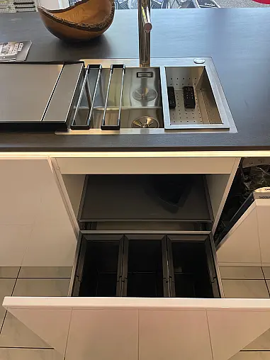 moderne Küche mit Insel und Hochschrankzeile in weiß