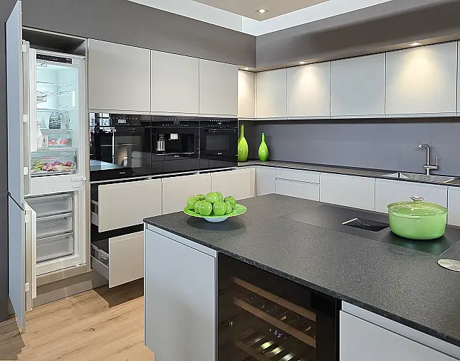 TOP GERÄTEAUSSTATTUNG! Pyrolyse-Backofen mit Kerntemperatursensor, Kombidampfgarer, Kaffeevollautomat, Wärmeschublade, berbel permalyt-Muldenlüfter mit Induktion, Kühlschrank mit Frische-Schubladen &amp; NoFrost-Gefrierer, 2-Zonen-Weinklimaschrank!