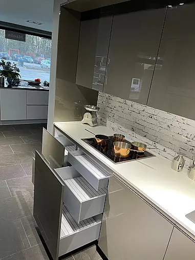 Musterküche SLC steingrau hochglänzend