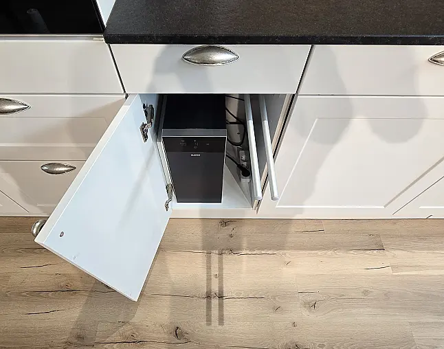 AUCH DIE GERÄTEAUSSTATTUNG IST TRAUMHAFT: Top Kombidampfbackofen, Einbau-Kaffeeautomat, Wärmeschublade, NoFrost-Gefrierer, 2-Zonen-Weinkühler, berbel Performance-Muldenlüfter mit permalyt-Filter. FLEXIBEL AUFSTELLBAR! Upgrade Blanco-Wassersystem möglich!