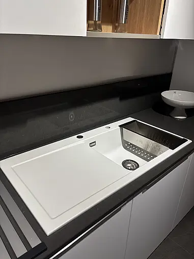 Elegante Küche mit Kochinsel, hochwertiger Quarzkomposit Arbeitsplatte + Zugangstür zu HWR