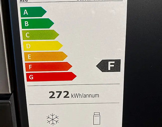 Abverkaufsküche Nobilia Touch Lacklaminat schwarz und Riva San Remo
